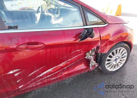 2014 Ford Fiesta Titanium z USA, uszkodzony, nr VIN 3FADP4FJ2EM106464